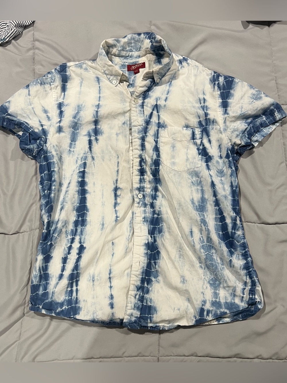Arizona Jean Company Blue and White Tie-Dye Short Sleeve Button-Down Shirt